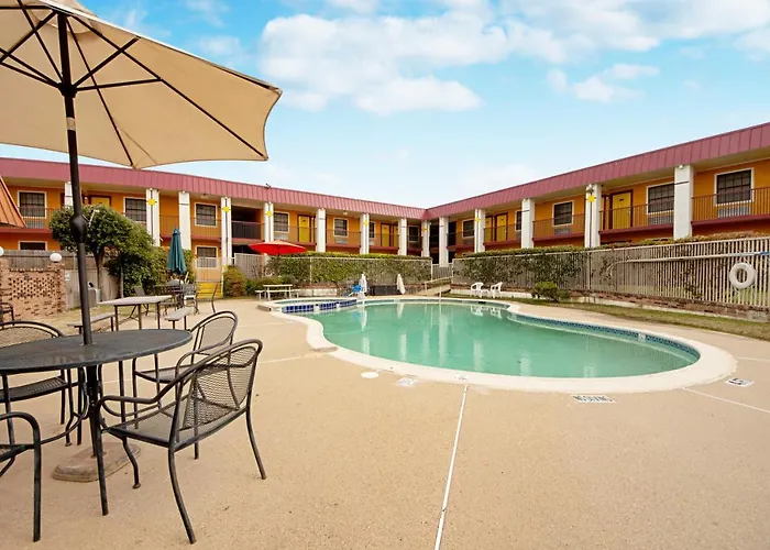 Economy Inn & Suites Denton