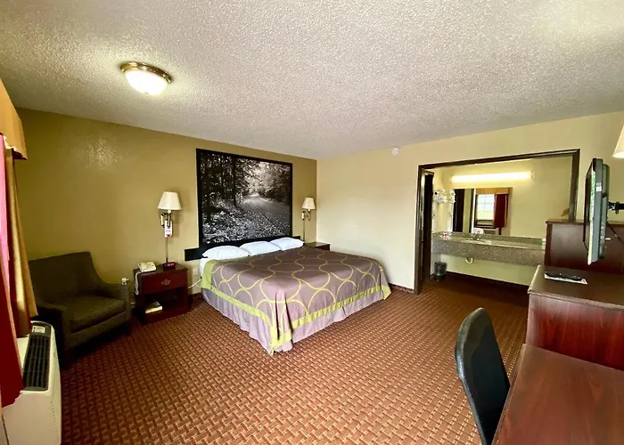 Super 8 By Wyndham Shawnee Hotel