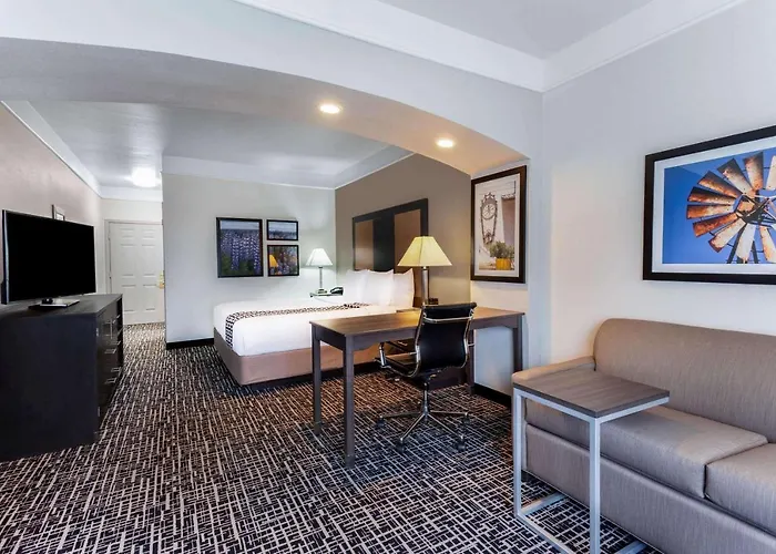 La Quinta By Wyndham Seguin Hotel