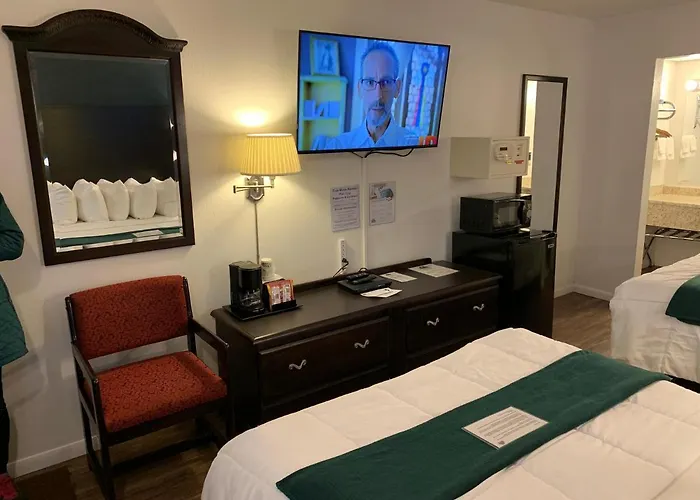 Baymont By Wyndham Petoskey Motel